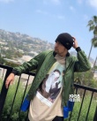 昆凌晒与周杰伦合照秀蛮腰 周董络腮胡男人味十足
