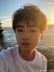 王俊凱久違曬自拍分享海邊夕陽(yáng) 18K美貌心動(dòng)一下