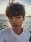 王俊凱久違曬自拍分享海邊夕陽(yáng) 18K美貌心動(dòng)一下
