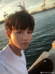 王俊凱久違曬自拍分享海邊夕陽(yáng) 18K美貌心動(dòng)一下