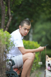 賣慘？紀(jì)凌塵分手后首現(xiàn)身 牽愛犬出街面容憔悴
