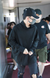 易烊千璽全黑LOOK現(xiàn)身機(jī)場 終于回京參與周年集訓(xùn)