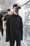易烊千璽全黑LOOK現(xiàn)身機場 終于回京參與周年集訓(xùn)