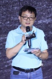 95后女導演為父《重返無人區(qū)》 主創(chuàng)現(xiàn)場喝酒減壓