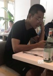 网友偶遇贾乃亮独自吃饭 板寸配眼镜man力十足