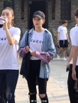 關(guān)曉彤參加北電社會實(shí)踐 網(wǎng)友曬照穿校服親切合影