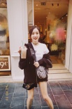 火箭少女吴宣仪晒法国游玩照 笑容甜美大秀长腿