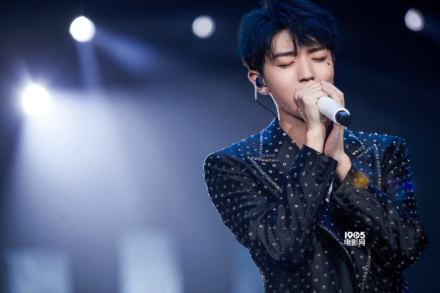 王俊凯19岁回家乡庆生 新曲惊喜首秀热舞主宰全场