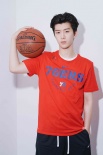 范丞丞亮相NBA球迷日活動 三分球獲贊技巧專業(yè)！
