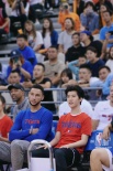 范丞丞亮相NBA球迷日活動 三分球獲贊技巧專業(yè)！