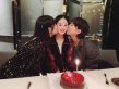 赵丽颖生日与闺蜜大玩亲亲 可爱捧脸笑容甜美
