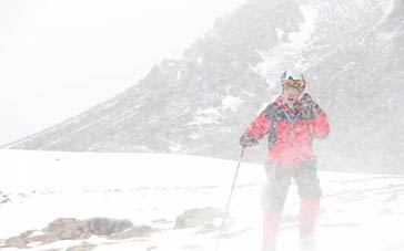 突遇雪崩！登山队员命悬一线