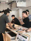 网友美国偶遇邓伦拍戏 与粉丝微笑合影亲和力十足