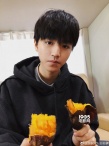 王俊凯手捧烤红薯久违上线 暖心嘱咐粉丝注意保暖