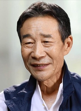 李雪健