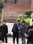 网友偶遇王俊凯晒无修生图 戴耳夹酷帅滑板少年