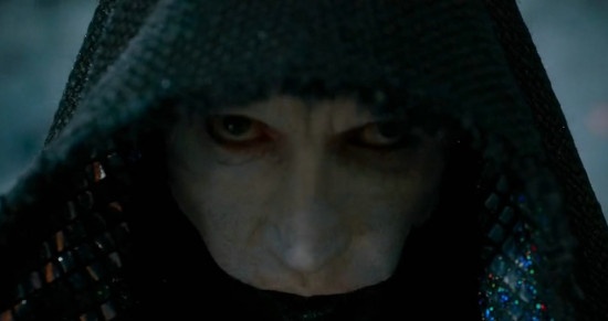 西西为见灵媒，独自进入犯罪地带，引来众多异样的目光