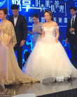 孫儷媽媽穿婚紗走秀照曝光 膚白細(xì)膩風(fēng)韻猶存