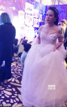 孫儷媽媽穿婚紗走秀照曝光 膚白細(xì)膩風(fēng)韻猶存