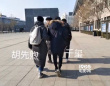 有爱！ 易烊千玺胡先煦校园手挽手现身中戏食堂