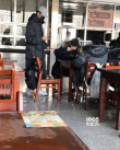 有爱！ 易烊千玺胡先煦校园手挽手现身中戏食堂
