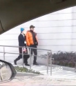 网友偶遇孙俪邓超接孩子放学 一路挽手恩爱惹人羡