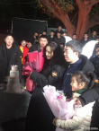 杨幂《刺杀小说家》杀青合影留念 雷佳音表情亮了