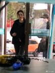楊冪《刺殺小說家》殺青合影留念 雷佳音表情亮了