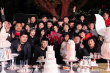 杨幂《刺杀小说家》杀青合影留念 雷佳音表情亮了