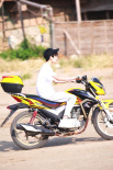 網(wǎng)曝王源《地久天長》拍攝花絮 片場(chǎng)學(xué)騎摩托車