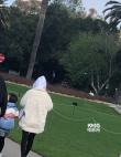 网友旧金山偶遇李小璐 黑超遮面与友人带甜馨出游