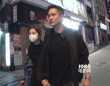阿Sa與男友再放閃！ 深夜十指緊扣散步回愛巢