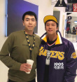 鄧超赴美看NBA比賽 與粉絲衛(wèi)生間偶遇親切合照