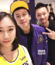 邓超赴美看NBA比赛 与粉丝卫生间偶遇亲切合照