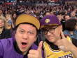 邓超赴美看NBA比赛 与粉丝卫生间偶遇亲切合照