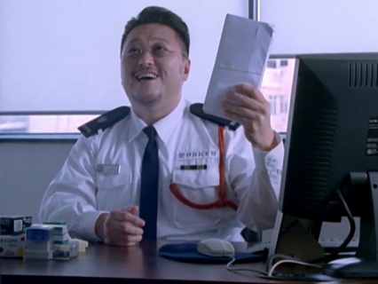 余文乐扮演的花花公子警察把上司气得差点拆了办公室