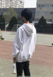 王俊凯现身北电参加体测 手拎水壶模样乖巧接地气