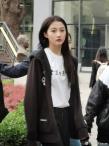 关晓彤现身北电拍摄宣传片 黑直长发型少女感十足