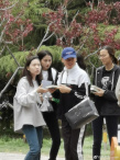 關(guān)曉彤現(xiàn)身北電拍攝宣傳片 黑直長發(fā)型少女感十足