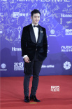 黄晓明出席北影节闭幕式 担任表演嘉宾一展歌喉