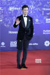 黄晓明出席北影节闭幕式 担任表演嘉宾一展歌喉