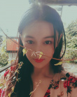 張馨予產(chǎn)后首曬照氣色好 與老公春游背影纖瘦！