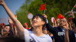 劉昊然易烊千璽現(xiàn)身中戲 千人唱響《我愛你中國》
