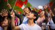 刘昊然易烊千玺现身中戏 千人唱响《我爱你中国》