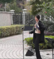 李亞鵬女友街頭唱歌曝近照 網(wǎng)友：還是王菲那一款