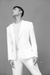 杨洋上海出席活动 白色西装演绎清爽夏日LOOK