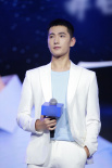 楊洋上海出席活動 白色西裝演繹清爽夏日LOOK