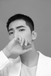 杨洋上海出席活动 白色西装演绎清爽夏日LOOK