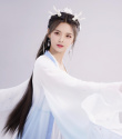 楊超越“小龍女”造型曝光 白衣飄飄頭上長(zhǎng)犄角