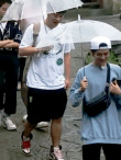鹿晗录制《向往》保温杯不离手 与陈赫雨中同行